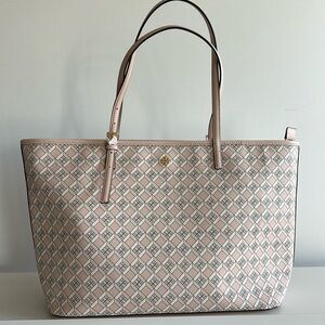 AUTHENTIC TORY BURCH GEO LOGO TOP
ZIP TOTE